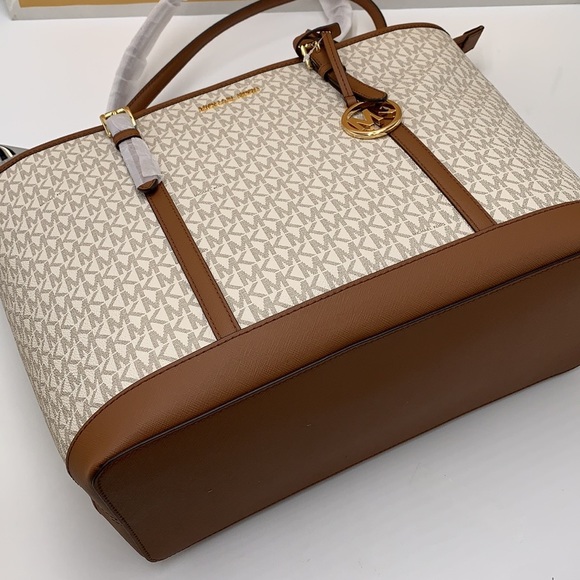 MICHAEL KORS
Jet Set Travel Large Logo Tote Shoulder Bag
COLOR VANILLA 
NWT - Picture 12 of 16